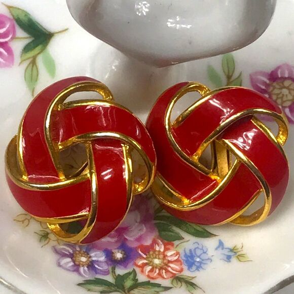 VINTAGE SIGNED NAPIER  CLIP EARRINGS GOLD TONE AND RED ENAMEL KNOT DESIGN - Picture 1 of 9